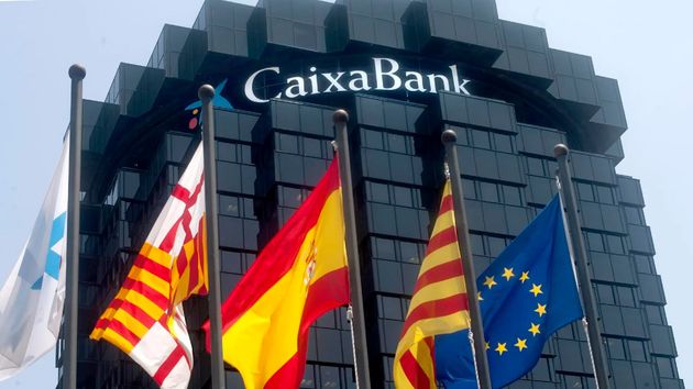 Un empleado de CaixaBank despedido por un ERE recibe 235.908,18 euros de indemnización y reclama porque le quitaron 26.500 euros por una cláusula que él mismo había aceptado