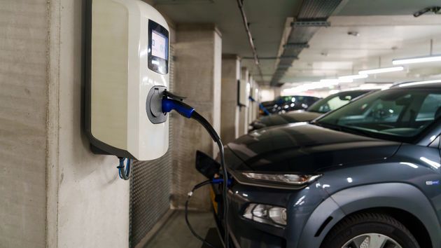 La Ley de Propiedad Horizontal lo confirma: el propietario de una plaza de garaje no necesita el permiso de la comunidad para instalar un punto de recarga para el coche eléctrico