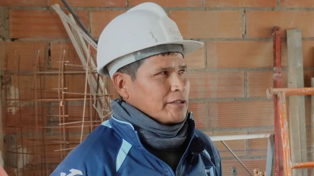 Albino, albañil boliviano en España: “En Bolivia ganaba 400 euros. Aquí me dejo la espalda por 1.300, pero al menos se valora más”