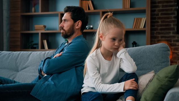 Un padre vende la herencia de su hija de 6 años para comprar una casa con su nueva pareja con la que mantenía una relación estando casado: ahora podría ir a prisión