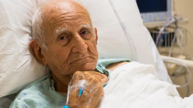 Un trabajador de 64 años con cáncer e incontinencia urinaria logra una incapacidad permanente de 1.397,75 euros por “dignidad” después de que la Seguridad Social se la denegara al poder hacer "trabajos sedentarios"