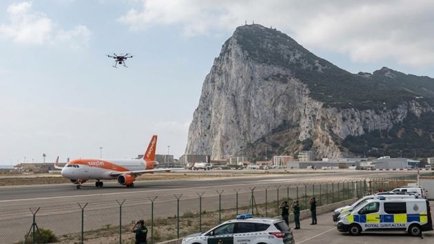 Adiós a las lanchas en el Estrecho: las mafias del tabaco se pasan a los drones y ponen en jaque el espacio aéreo