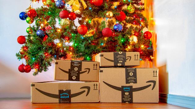 La Guardia Civil avisa a todos los que tiren los paquetes de regalos a la basura esta Navidad: podrían robar tus datos