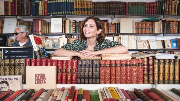 El Gobierno de Ayuso rescinde el contrato a la empresa encargada del mantenimiento de las bibliotecas: ponía en riesgo a los visitantes y no cambiaba ni las bombillas