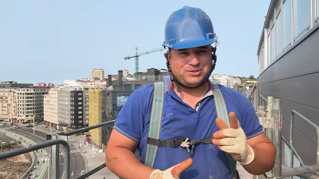 Un albañil cubano habla claro de su sueldo en España: "Yo aquí tengo un salario de 1.200, a veces me acerco a los 1.300 euros; mi salario me entra el día primero y descanse en paz"