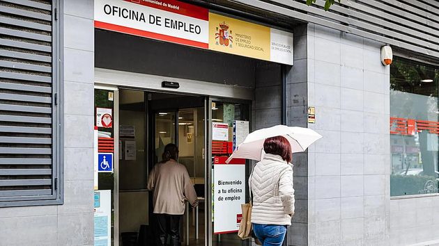 Una mujer gana al SEPE y podrá cobrar el subsidio para mayores de 52 años: no le pueden penalizar “por duplicado” por cuidar de sus padres