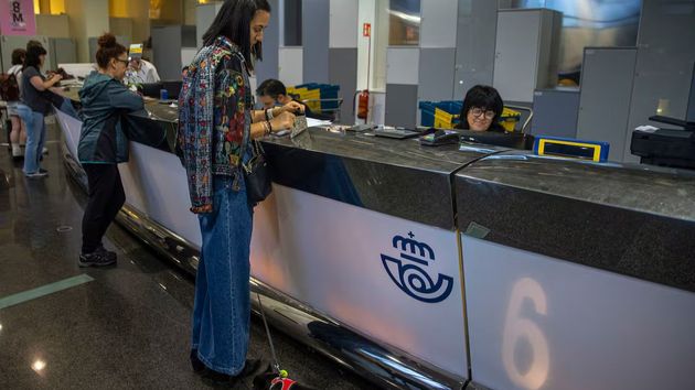 Una empleada de Correos pide el permiso para cuidar de su madre enferma y le quitan sueldo por faltas injustificadas: ahora deben devolvérselo con intereses