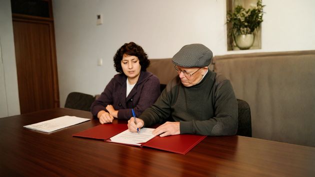 Un hombre revoca en secreto la donación del patrimonio familiar a su mujer y se lo deja todo a su amante en el testamento