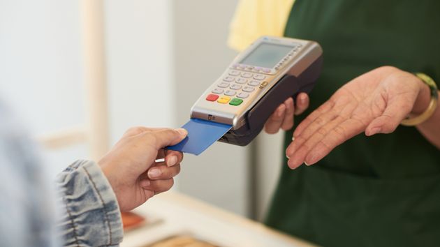 Por qué debes evitar pagar tus compras con tarjeta bancaria: "Es una muy mala idea"