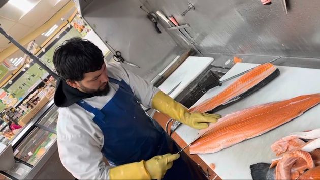 Jeferzon López, pescadero, alto y claro: "este pescado fresco en Mercadona cuesta tres veces menos que congelado"