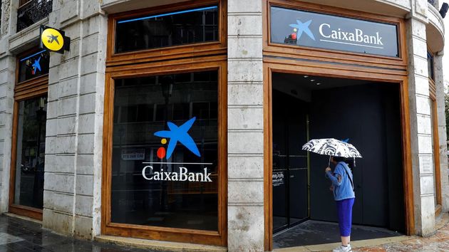 Un empleado de CaixaBank con 24 años de antigüedad es despedido y pierde una indemnización de 126.279,16 euros en los tribunales: simuló altas de TPV con compras ficticias para obtener una prima