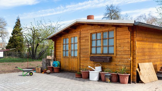 Instala una casa prefabricada en suelo protegido sin licencia y alega que hay otras similares en la zona: es condenado a año y medio de prisión y a demoler la vivienda