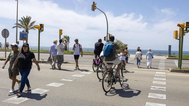 ¿Se puede cruzar un paso de cebra en moto, patinete o bici? Multas de hasta 200 euros para quien no respete la norma