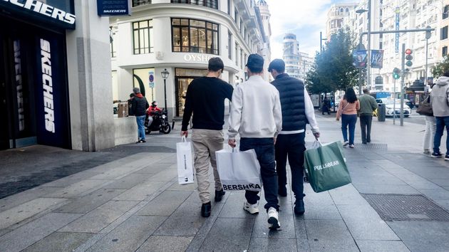 El 71% de los españoles prevé gastar en las compras navideñas de este año lo mismo o más que en 2024 a pesar de la subida de precios, según Aecoc