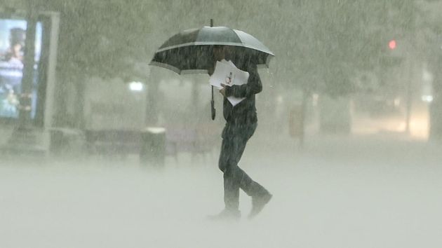 La AEMET pide que estemos preparados ante un aviso rojo hasta este lunes por la borrasca Emilia: lluvias torrenciales en Andalucía y la Comunitat Valenciana