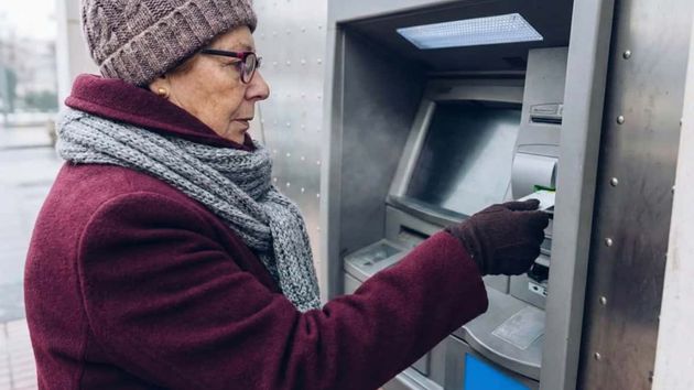 Cuándo se cobran las pensiones en diciembre de 2025: fechas de la Seguridad Social y bancos como CaixaBank, Santander o ING