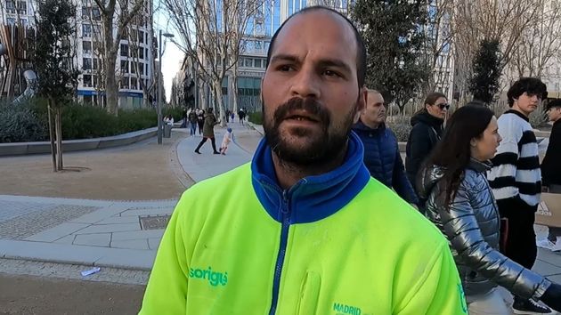 Alfredo, jardinero en Madrid, habla claro de su sueldo: "Unos 1.200 euros, pero aquí la calidad de vida es más cara, el sueldo se queda muy cortito la verdad"