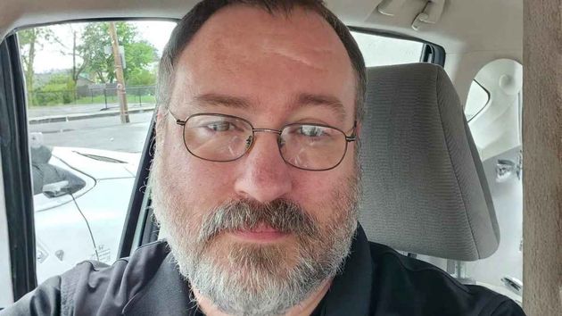Dan Colflesh, de 43 años, tras 4 años buscando trabajo: “Tuve que reducir costes con la comida y los niños para aliviar el estrés financiero”