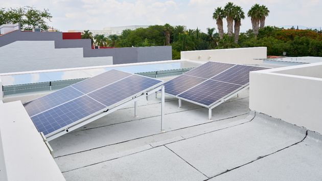 La Ley de Propiedad Horizontal lo confirma: no todos los vecinos están obligados a pagar la instalación de placas solares en el edificio
