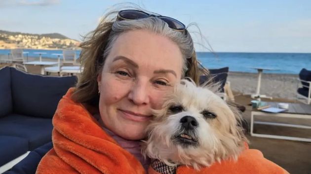 Una mujer de 56 años vende su casa en Estados Unidos para mudarse a Europa con su perro: “No estoy viviendo la vida de mis sueños, pero es mejor que trabajar toda mi vida”