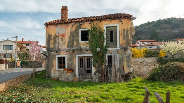 Un hombre heredó la casa de su infancia y quiere reformarla, pero el alcalde le niega el permiso: “Quiere perjudicarme”