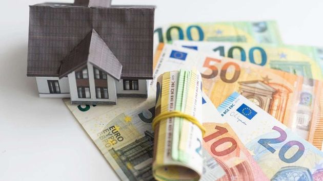 Tienen 260.000 euros ahorrados y quieren comprar una casa de 220.000 euros, pero su asesor les recomienda pedir hipoteca: “Si compran al contado, se quedan sin red de seguridad”