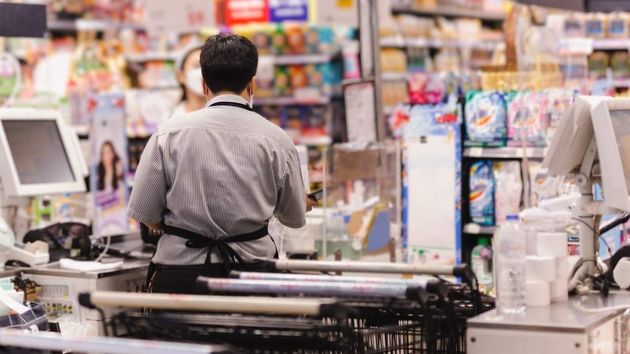Un supermercado despide a un trabajador por amenazar con un cuchillo a un compañero y tirarle una hamburguesa: “te rajo de arriba abajo"