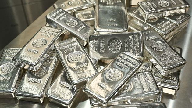No solo el oro, la plata marca récord cerca de los 70 dólares y pisa el acelerador por la mezcla de déficit y demanda tecnológica