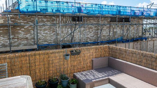 Una vecina se queda sin vistas al mar por el nuevo muro de hormigón “ilegal” de un edificio construido en un aparcamiento municipal: su casa ha perdido 57.000 euros de valor