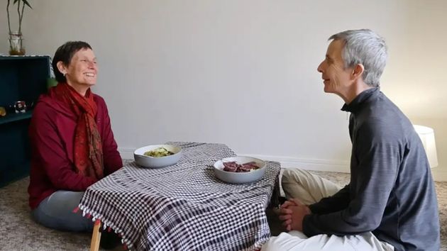 Una pareja de 57 y 60 años decidió apostar por el minimalismo y vivir casi sin muebles: “estamos más felices que nunca sin sofá”