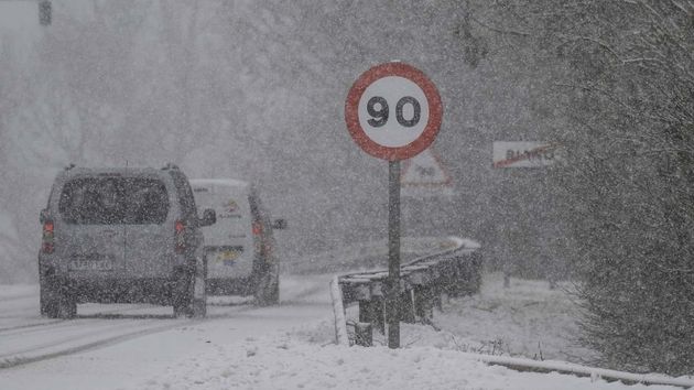 La AEMET avisa de la llegada de un frío invernal: nieve en cotas bajas y heladas con riesgo de hielo en estas carreteras de España