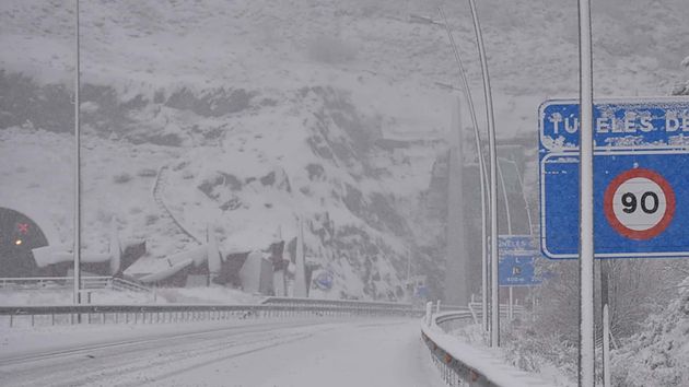 La AEMET avisa del puro frío invernal: hasta 25 cm de nieve en cotas bajas y heladas con riesgo de hielo en estas carreteras de España