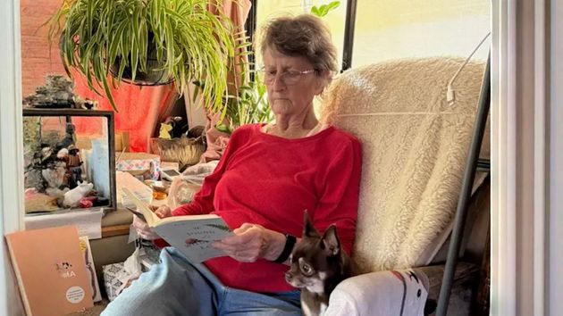 Una jubilada de 81 años vende su casa porque no puede mantenerla y se instala con sus animales en una casa prefabricada en el patio de su hija: tiene “todo lo que necesito”