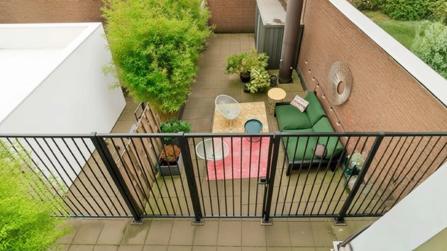 Un vecino coloca una puerta metálica para cerrar una parte del patio común y usarlo para su uso privado sin permiso: la justicia le obliga a retirarlo y devolverlo a su estado original