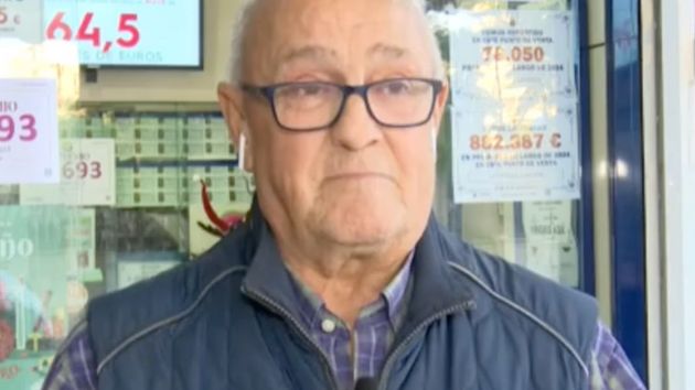 Un jubilado reparte el tercer premio de Lotería entre sus antiguos compañeros del hospital: “Me siento fenomenal porque lo he repartido entre 150 familias”