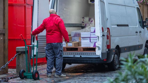 Los mayores de 55 años superan por primera vez a los jóvenes y adultos en paro: cada vez tienen peores sueldos y empleos más precarios