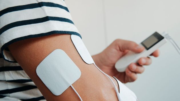 Adiós a los dolores musculares: ALDI pone a la venta el dispositivo más buscado para aliviar contracturas sin salir de casa