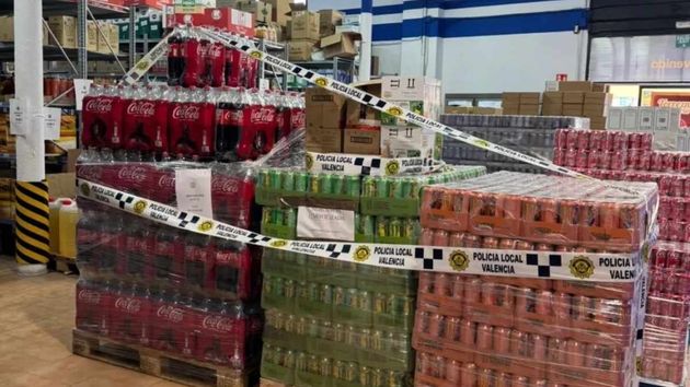Retiran más de 73.000 latas de refresco y 3.000 snacks de chocolate en un almacén de Valencia