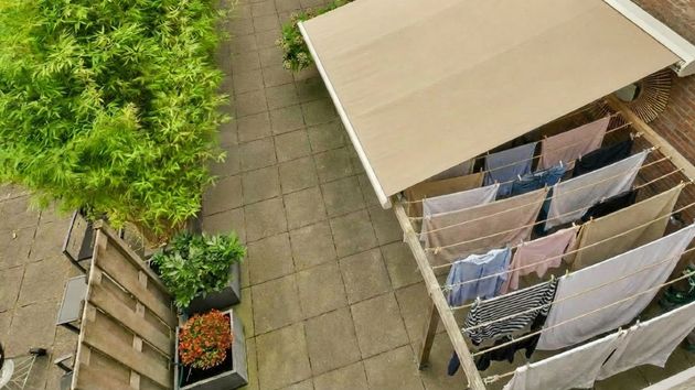 Un vecino instala un toldo sobre el tendedero de su patio privativo y la comunidad le denuncia: la justicia le obliga a retirarlo por vulnerar los estatutos