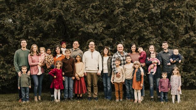 Un abuelo de 61 años con 16 nietos vende su casa para comprar otra más grande donde poder reunir a toda la familia en vacaciones