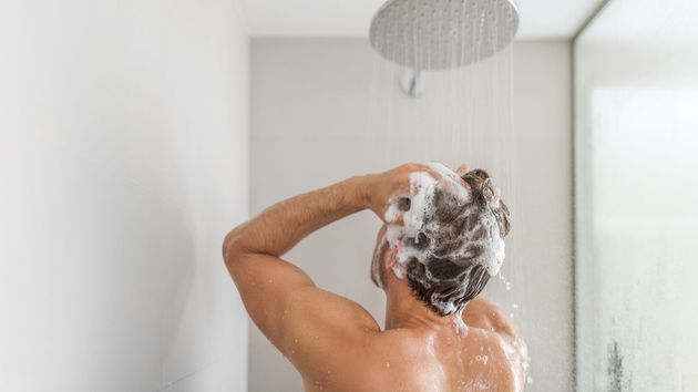 Qué dice la psicología sobre si te duchas por las noches en vez de por las mañanas