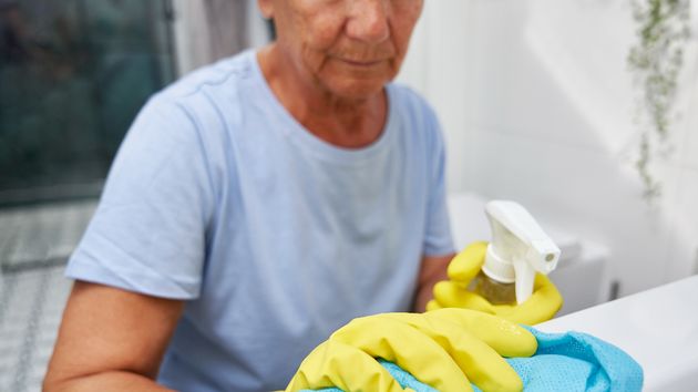 Una limpiadora con más de 20 años en la empresa deja de ir a trabajar para que la despidan y cobrar el paro: ahora tiene que devolver más de 4.000 euros al SEPE