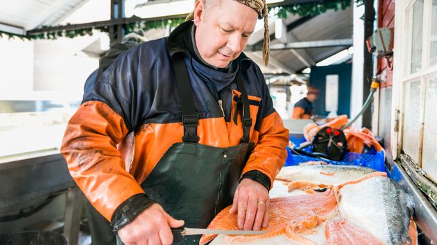 Un jubilado casi pierde la pensión y tiene que pagar una multa de 19.000 euros por ayudar a su primo unas horas en la pescadería