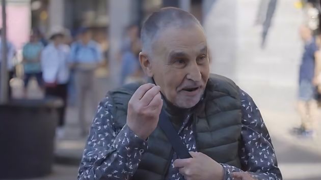 Gabriel, vecino de Barcelona, indignado con el turismo: “Hay farmacias que tienen comisiones con los guías turísticos para llevar a los visitantes y vender ciertos productos"