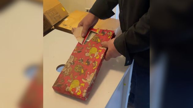 Un hombre encuentra 46 años después un regalo de Navidad de 1978 perdido dentro de la pared de la casa donde creció: “Tenía mi nombre”