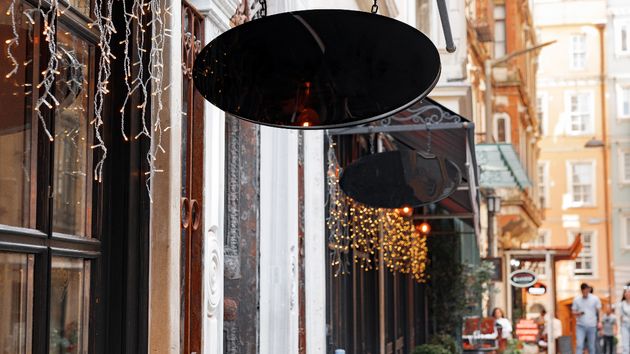 Una comunidad de vecinos denuncia al restaurante del bajo por olores, humos y una conexión ilegal al sistema de ventilación: deberá pagar 2.500 euros y deshacer la obra