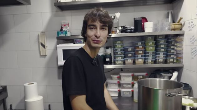Arán (24 años), dueño de un restaurante: “Abrirlo ha costado un poco más de 150.000 euros, y los dos cocineros llevamos sin cobrar desde junio. Lo más importante en un negocio es que los números salgan”
