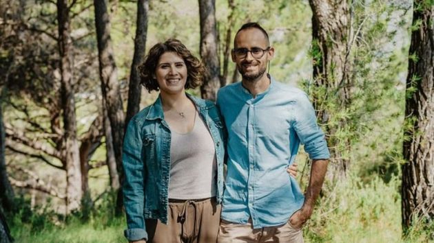 Juan Carlos y Zaira (35), de un piso en Benidorm a vivir en un pueblo de Galicia: “Pagamos 300 euros por una casa con un terreno de 1.000 m2, un jardín y gallinas”