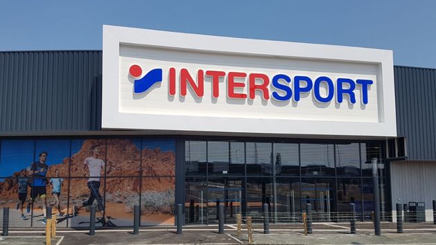 Intersport baja la persiana en Galicia mientras Decathlon ultima la compra de parte de sus activos en España