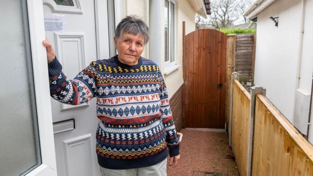 Una jubilada de 77 años obligada a vender su casa para pagar la deuda de 132.000 euros por un juicio con su vecina por un trozo de parcela de 30 centímetros: “No pienso irme de aquí”